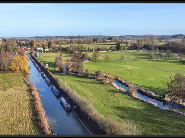 Aerial view of the Oxford Canal with narrowboats beside Bridge Meadow and the River Cherwell