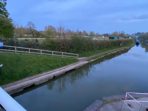 Oxford Canal towpath stretching away from Cropredy